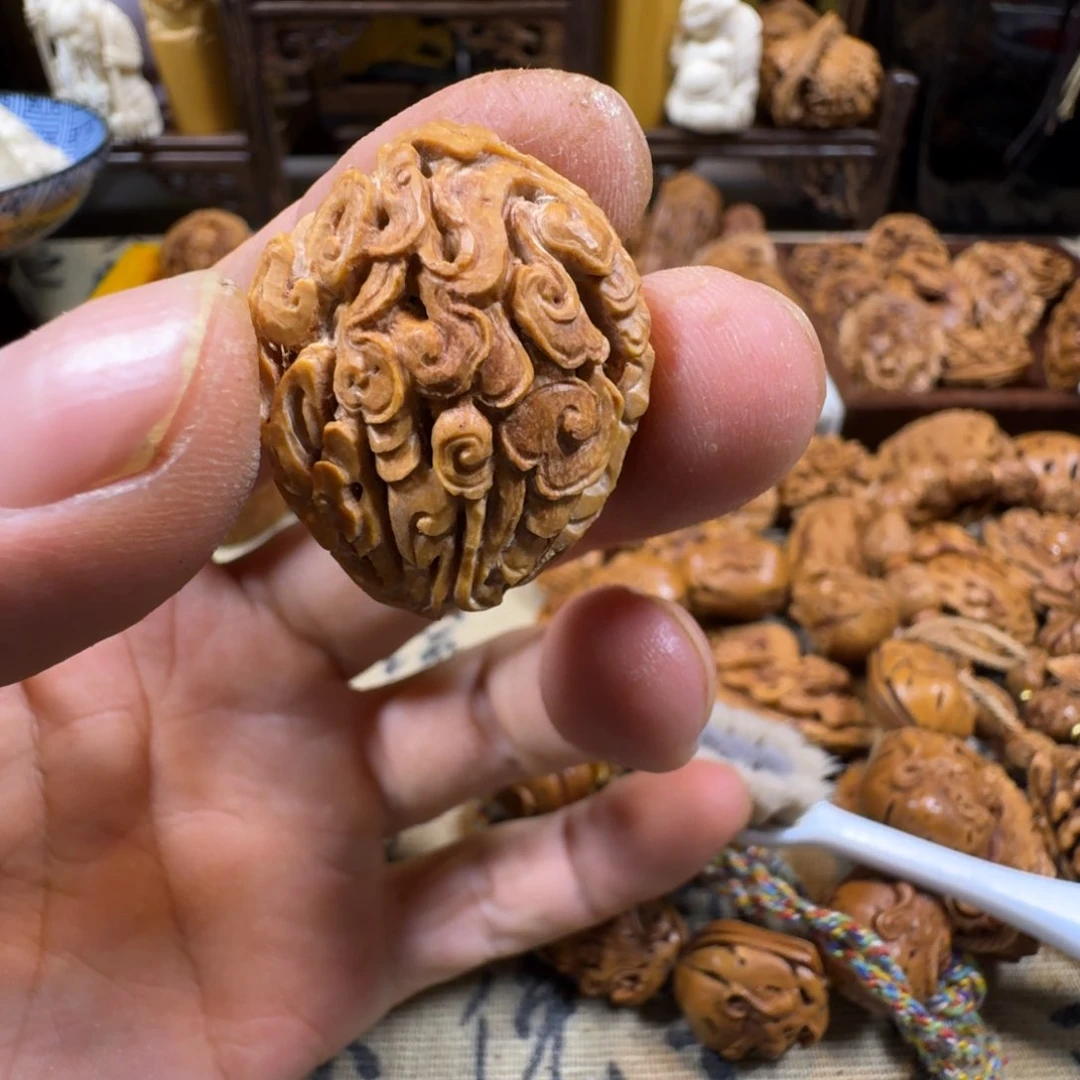 八**o桃核雕刻满云纹一个