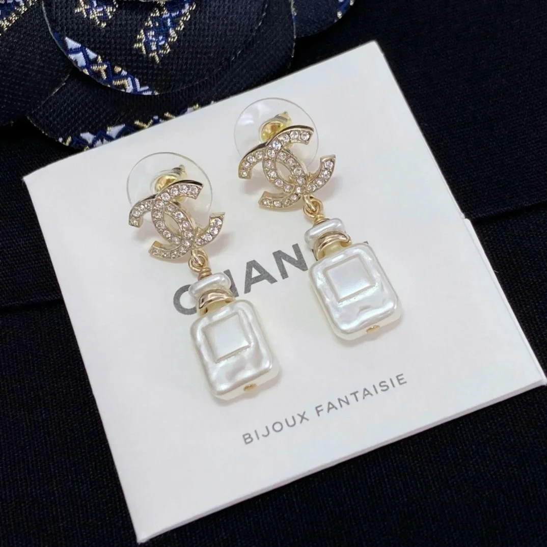 未使用 Chanel/香奈儿 双 c 满钻香水瓶白贝母耳环 22S/DS0153