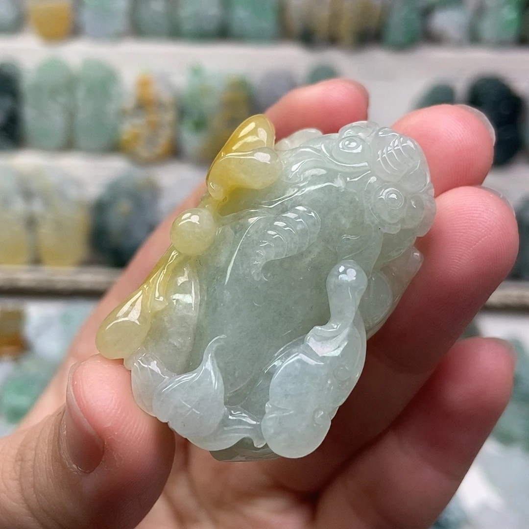 翡翠未镶嵌吊坠(赠链)