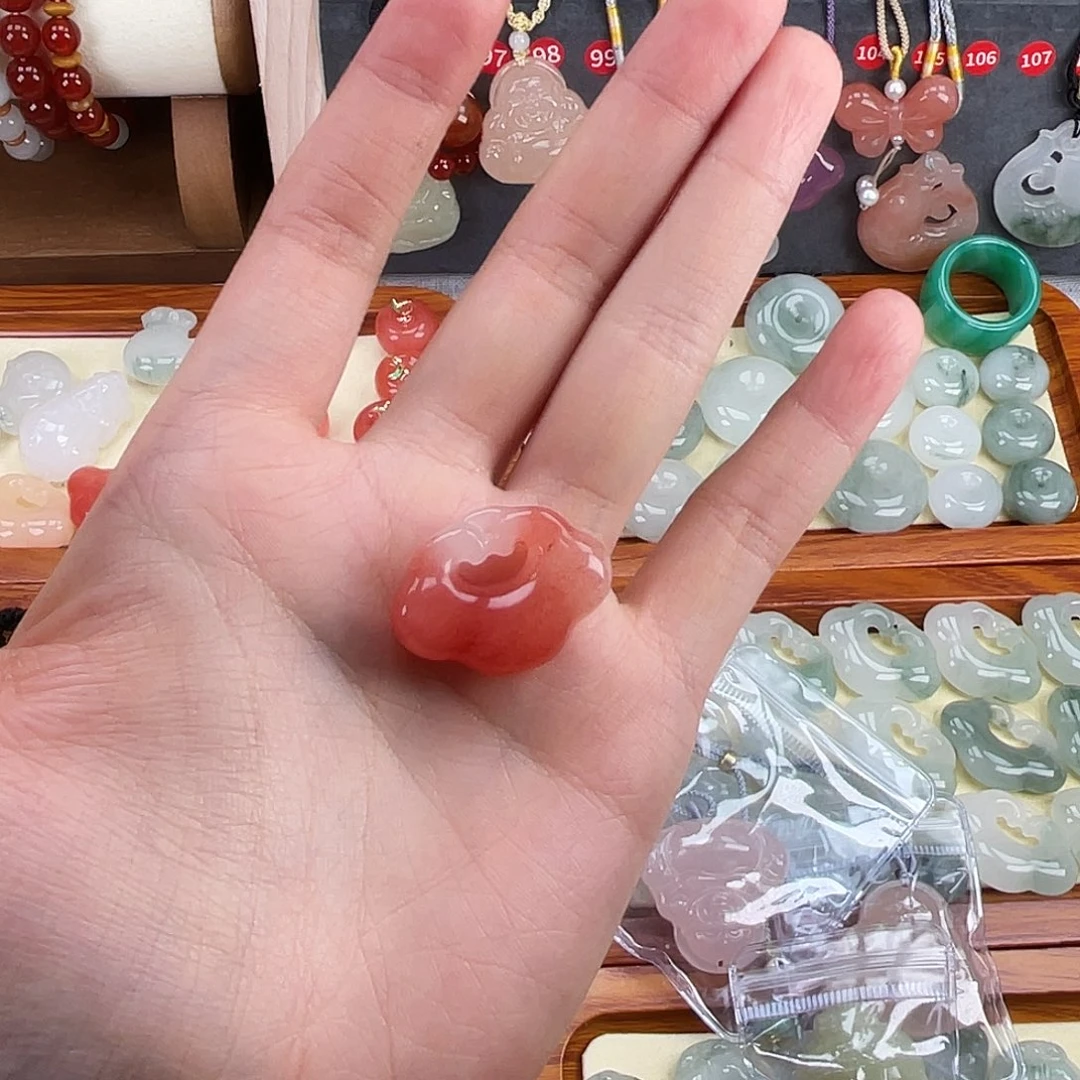 ****早石英质玉未镶嵌颈饰