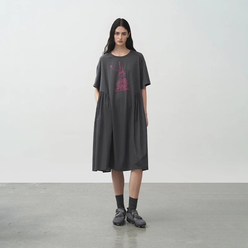 半圆女装[运动]2025夏季休闲针梭织拼接印花连衣裙女25135675