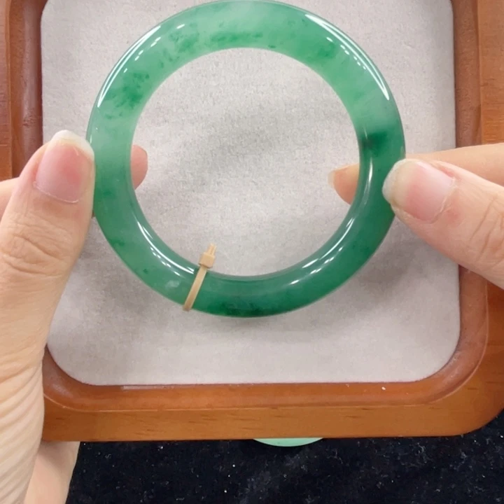 未镶嵌手镯石英质玉（非洲翠）