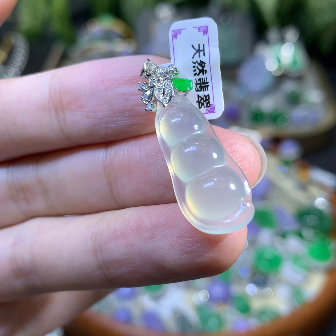 颈饰18K金镶嵌翡翠