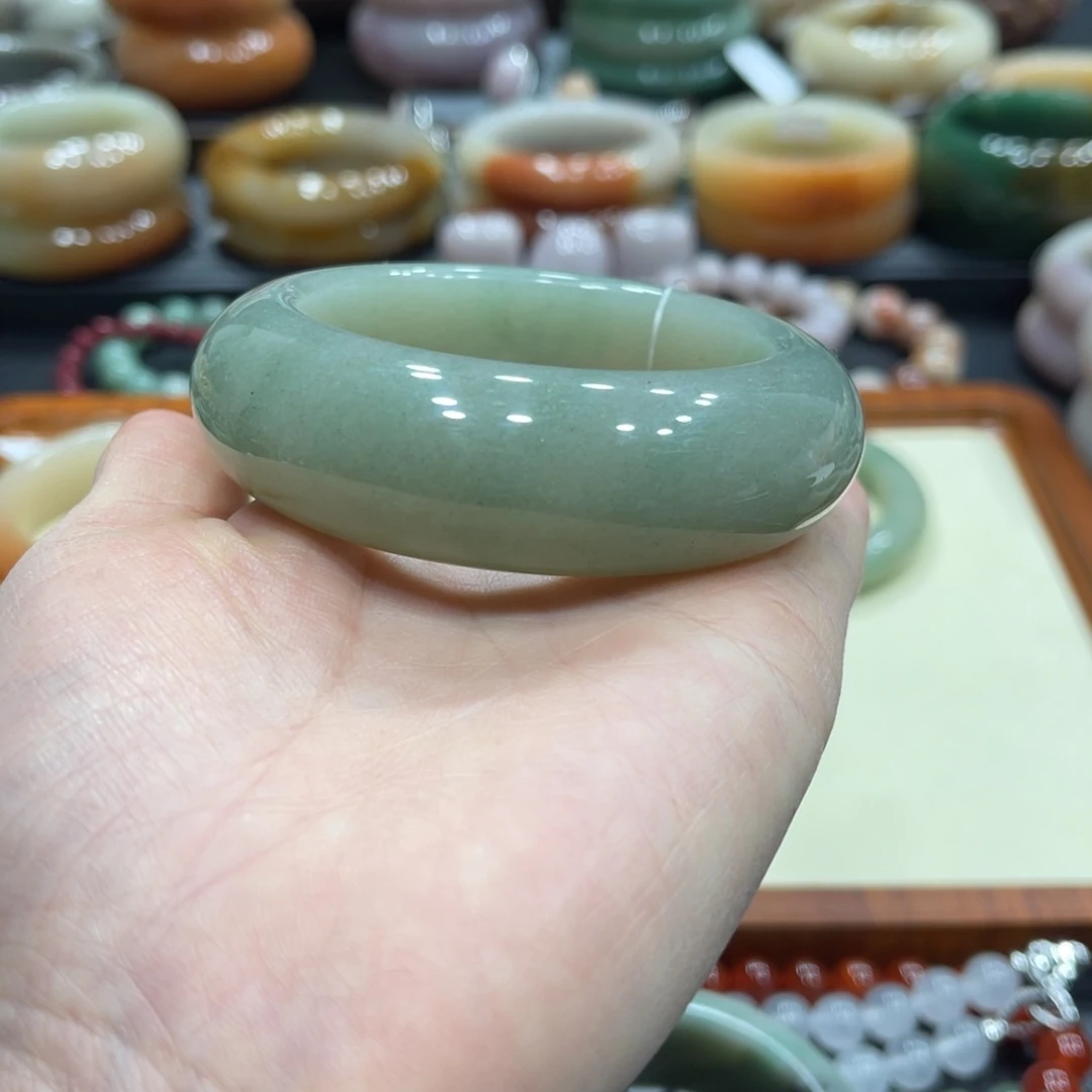 石英质玉手镯未镶嵌菊