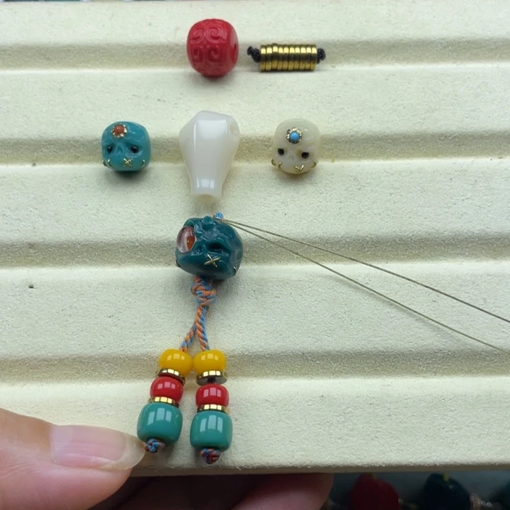 琉璃颈饰雪巴琉璃