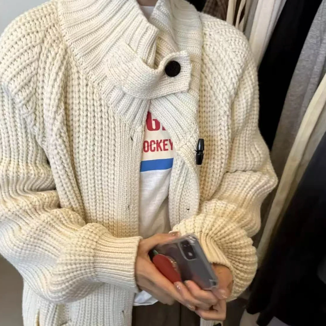 爆款牛角扣毛衣大外套