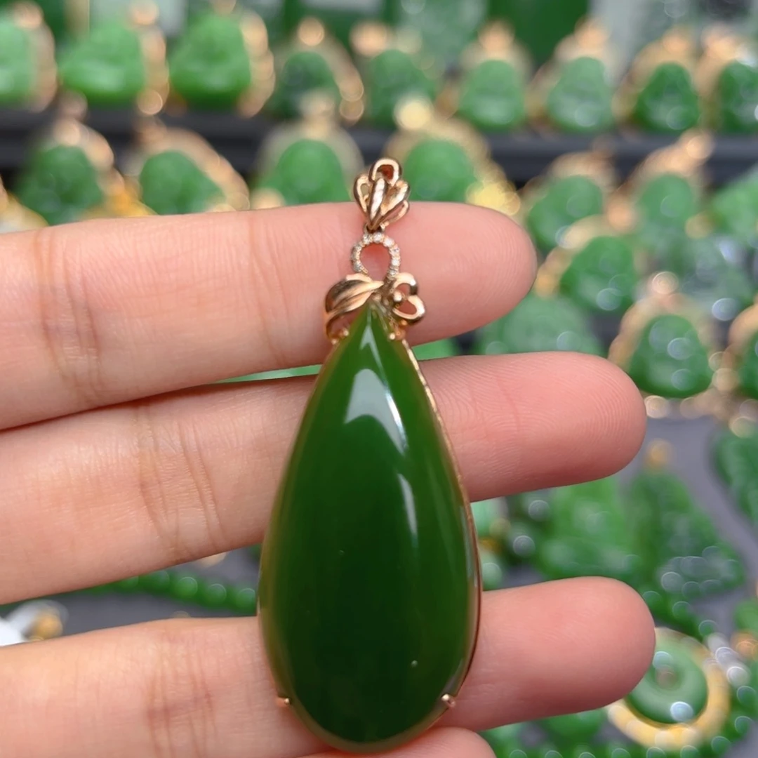 颈饰18K金镶嵌和田玉（碧玉）