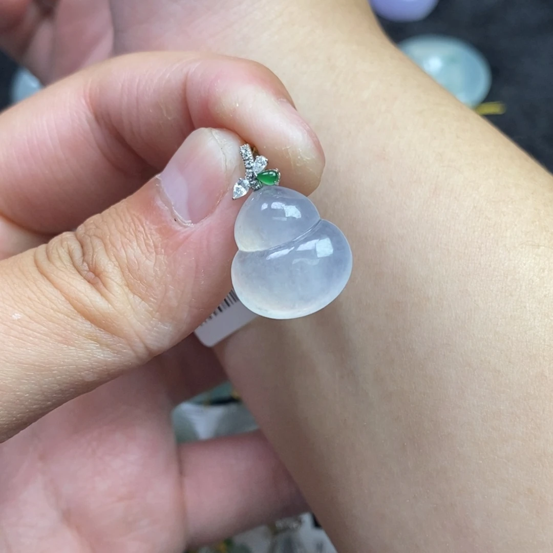 翡翠18K金镶嵌颈饰葫芦
