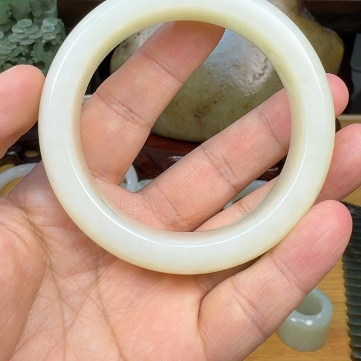 及***雨和田玉未镶嵌手镯