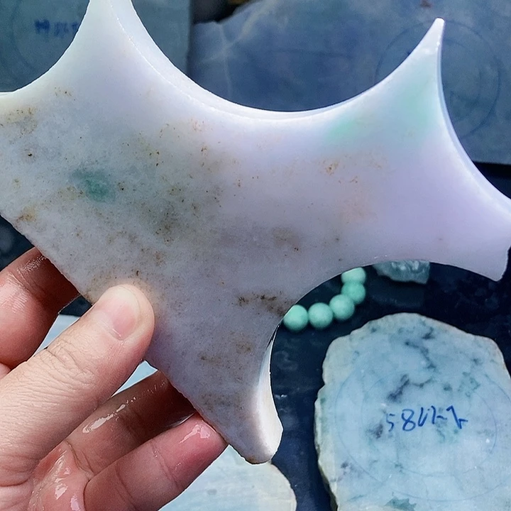 翡翠未镶嵌颈饰毛料3