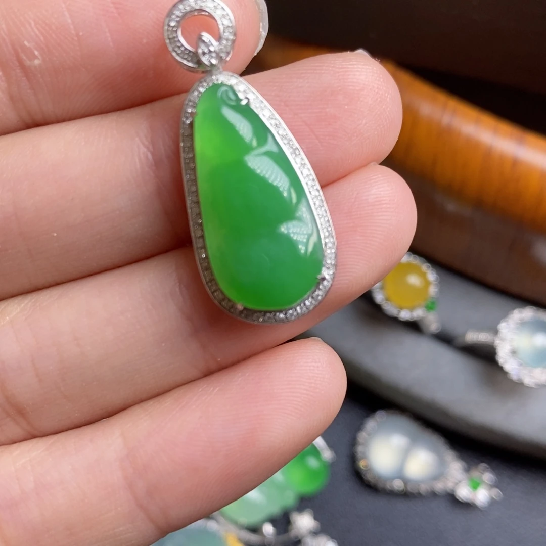 翡翠颈饰18K金镶嵌18Ｋ金豆子吊坠