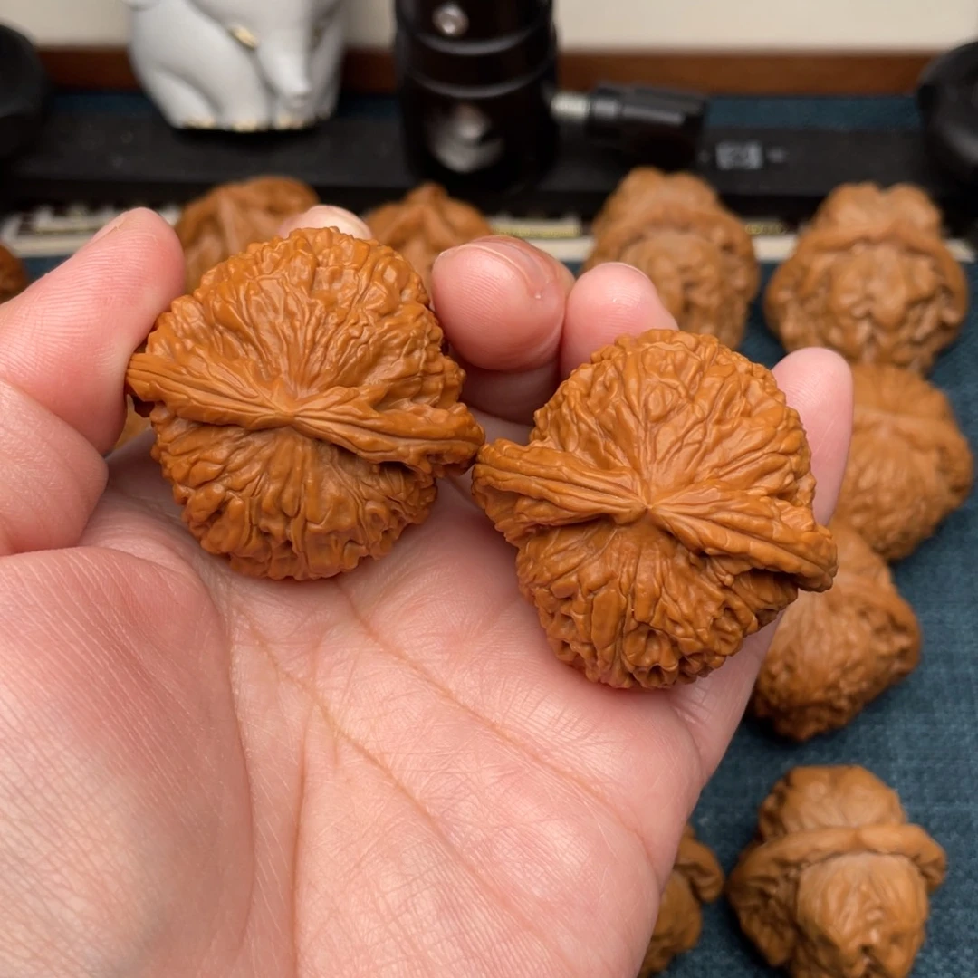 把件文玩核桃红皮大克重白狮子43