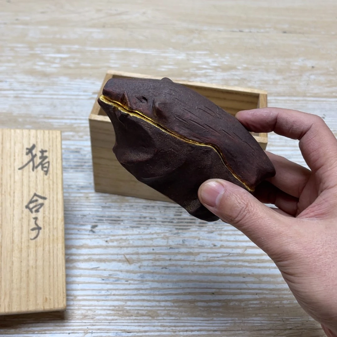 瓷片毎*?密密麻麻地排列着一