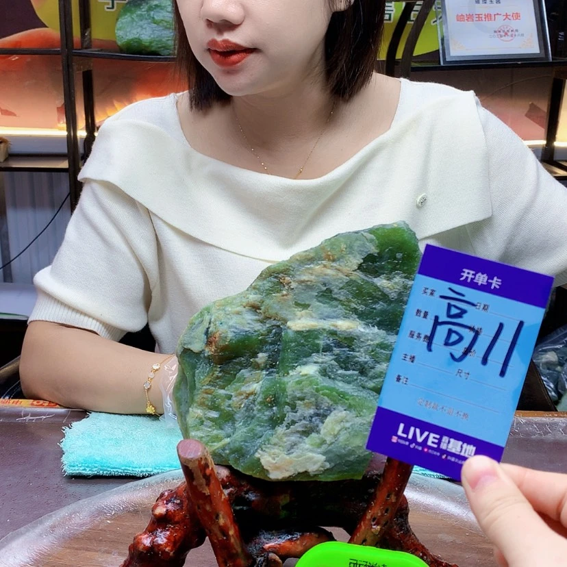 【闪购商品】未镶嵌蛇纹石玉原石人*