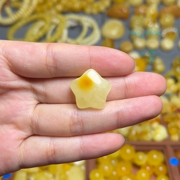 蜜蜡未镶嵌珠宝奇石134-满蜡白俏色小星星