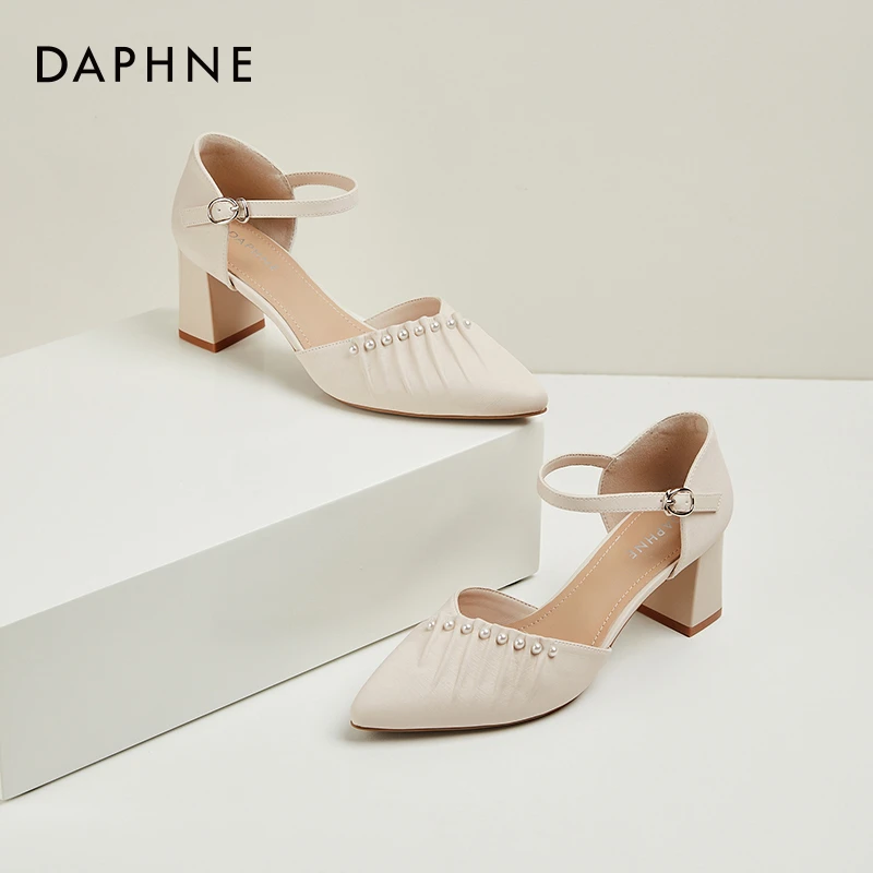 达芙妮包头凉鞋女秋季2025新款一字扣带尖头粗跟单鞋女妈妈高跟鞋