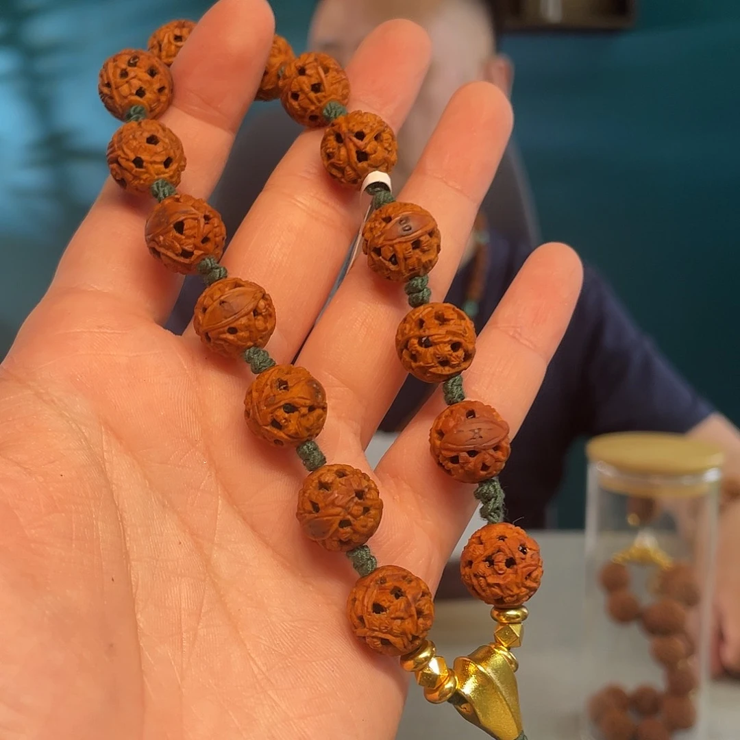 凤眼镂空人物核雕作品