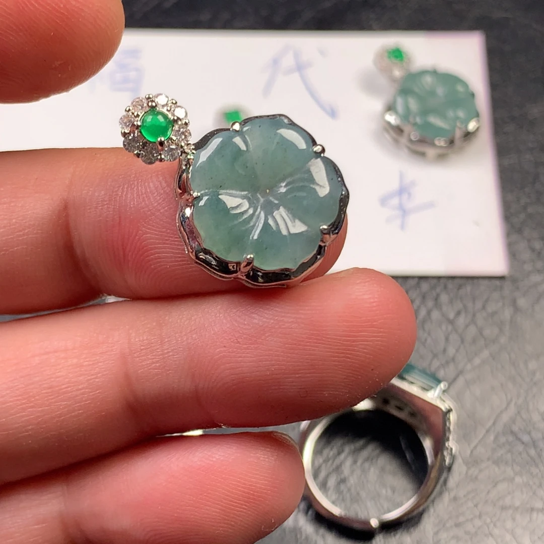 芊***ﾞ翡翠未镶嵌颈饰有钱花