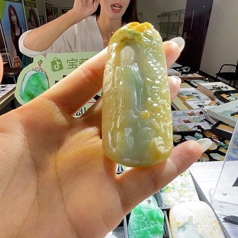 翡翠未镶嵌颈饰一个