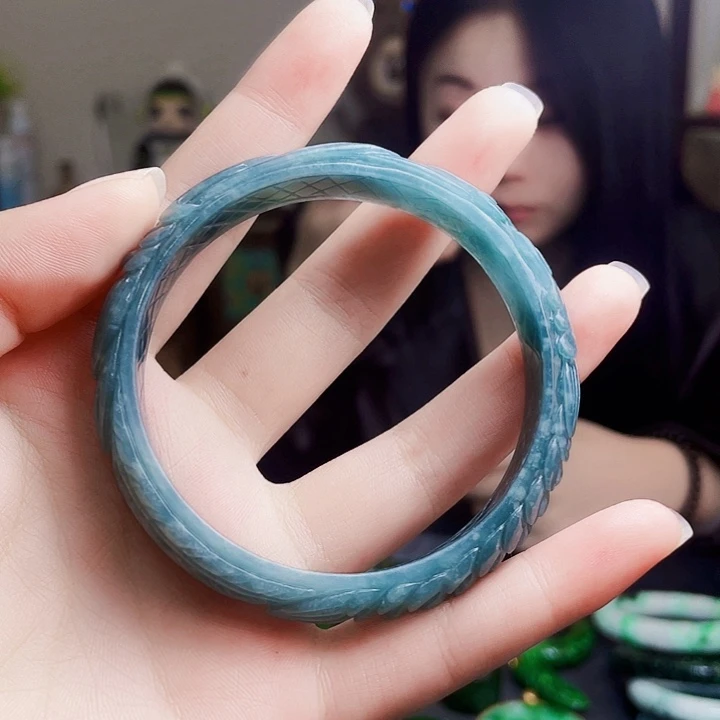 翡翠未镶嵌颈饰多样性