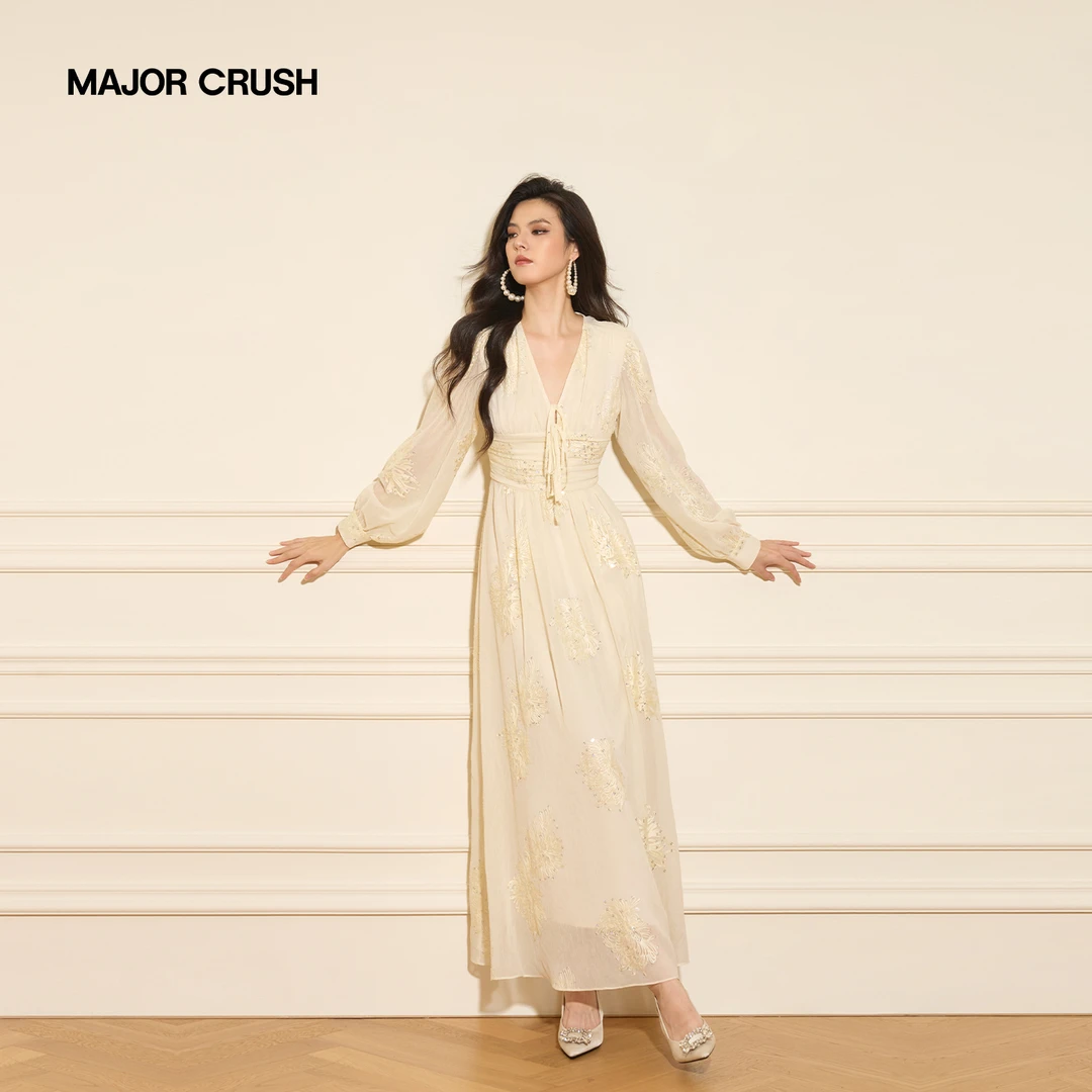 MAJOR CRUSH早秋漫月白茶V领珠片绣花设计感轻礼服白色连衣裙7420