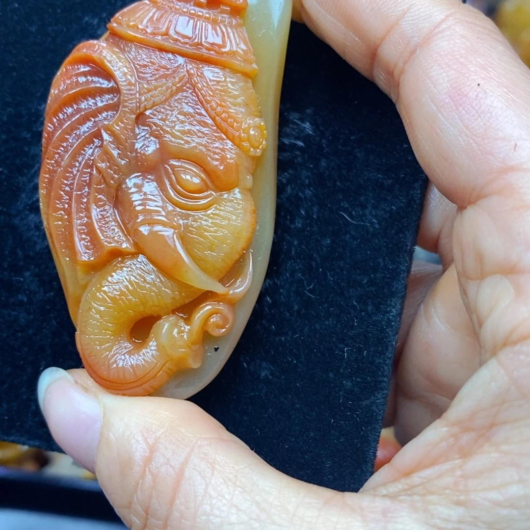 未镶嵌石英质玉（黄龙玉）颈饰