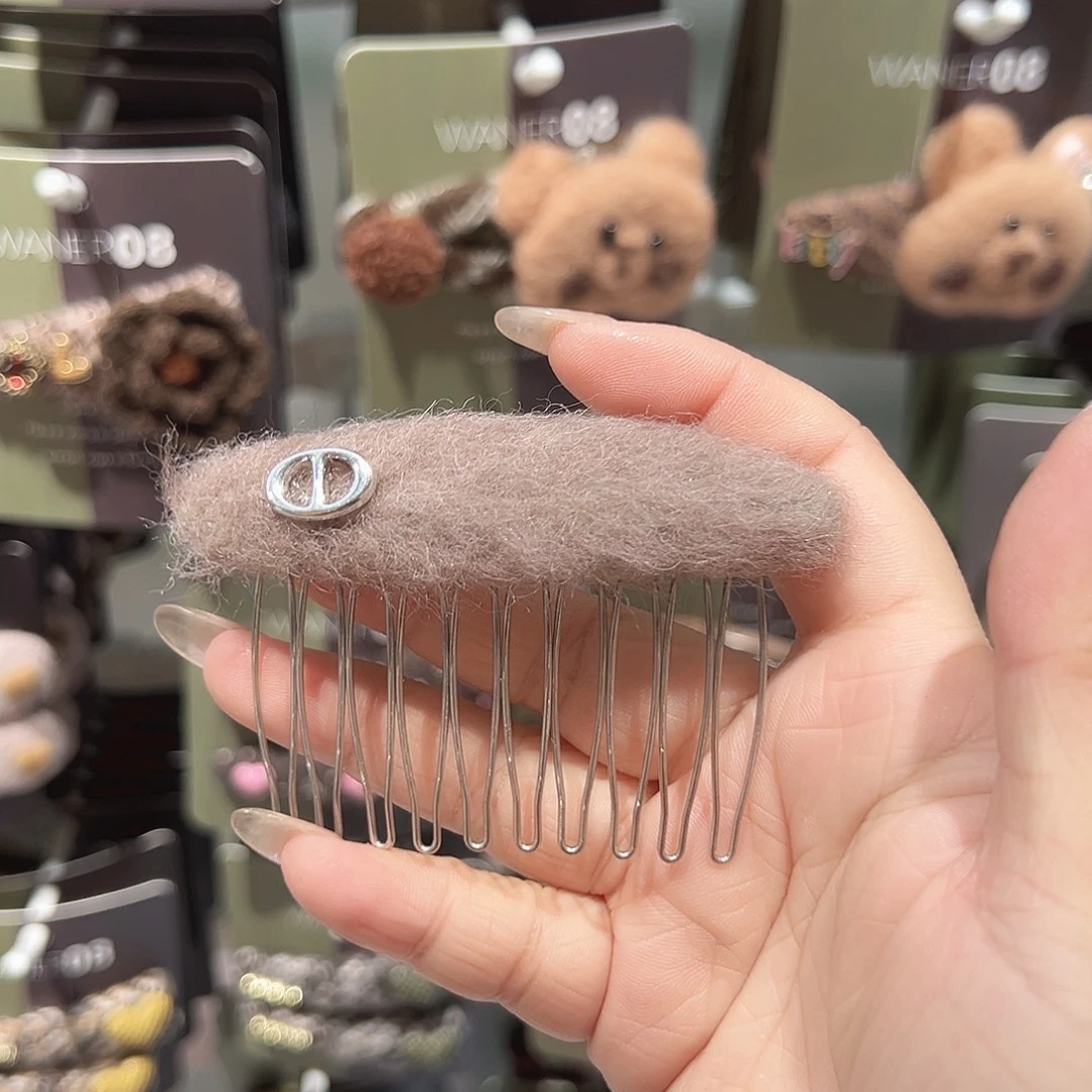 非金属咖色猪鼻插梳