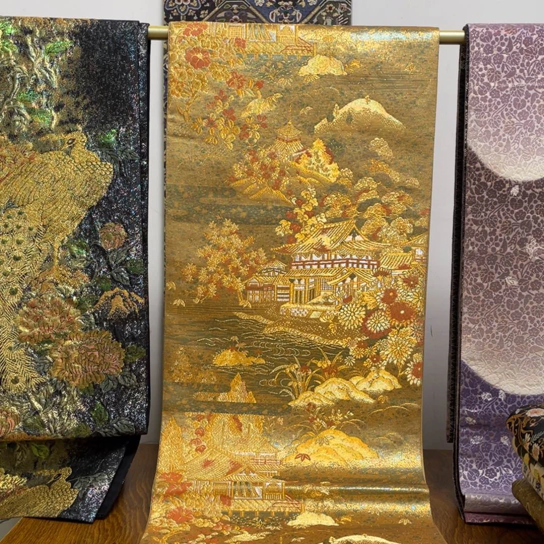 织绣织锦缎。织锦，