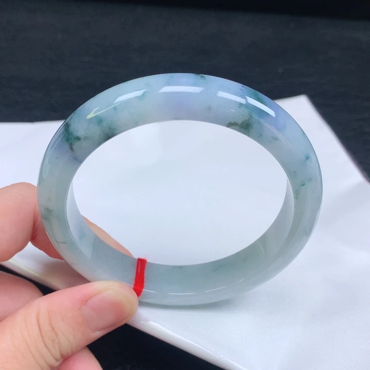 翡翠手镯未镶嵌。