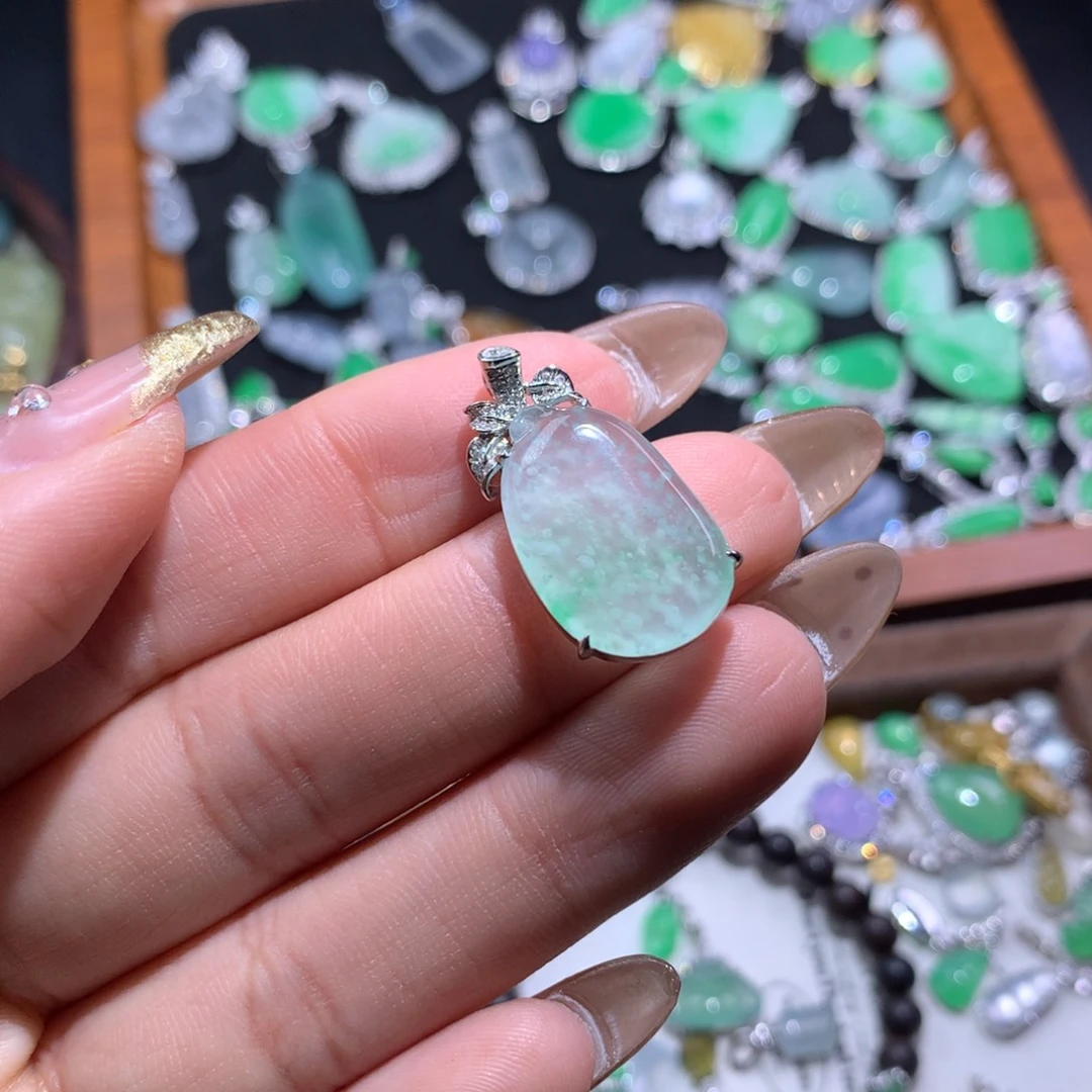 翡翠18K金镶嵌颈饰木纳雪花棉福瓜