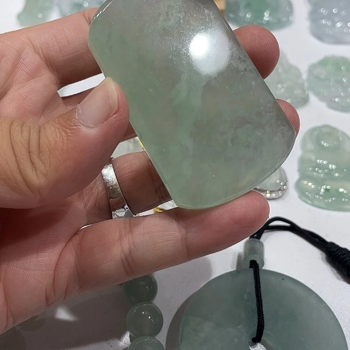 翡翠未镶嵌颈饰无事牌