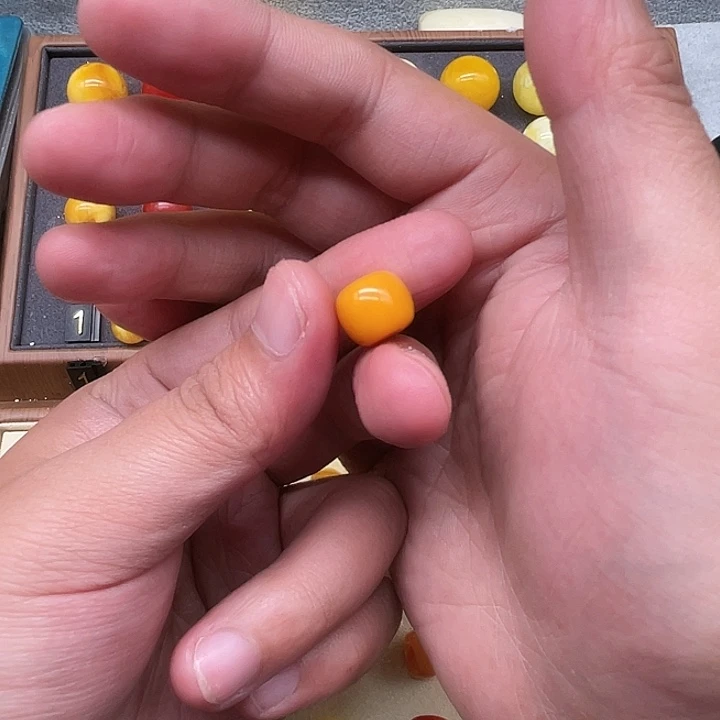 琥珀未镶嵌裸石老型鸡油黄