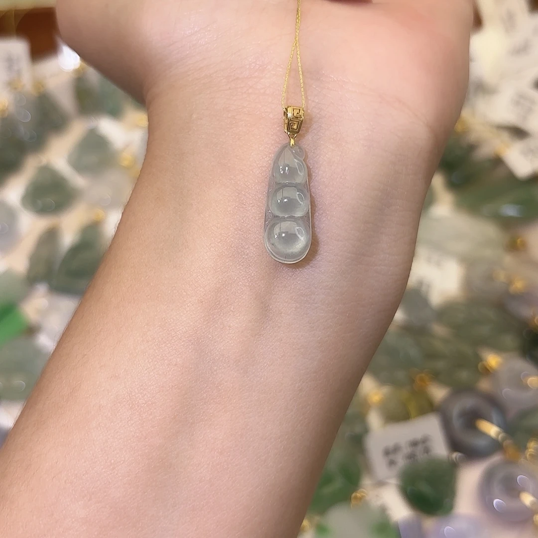 翡翠18K金镶嵌颈饰豆子