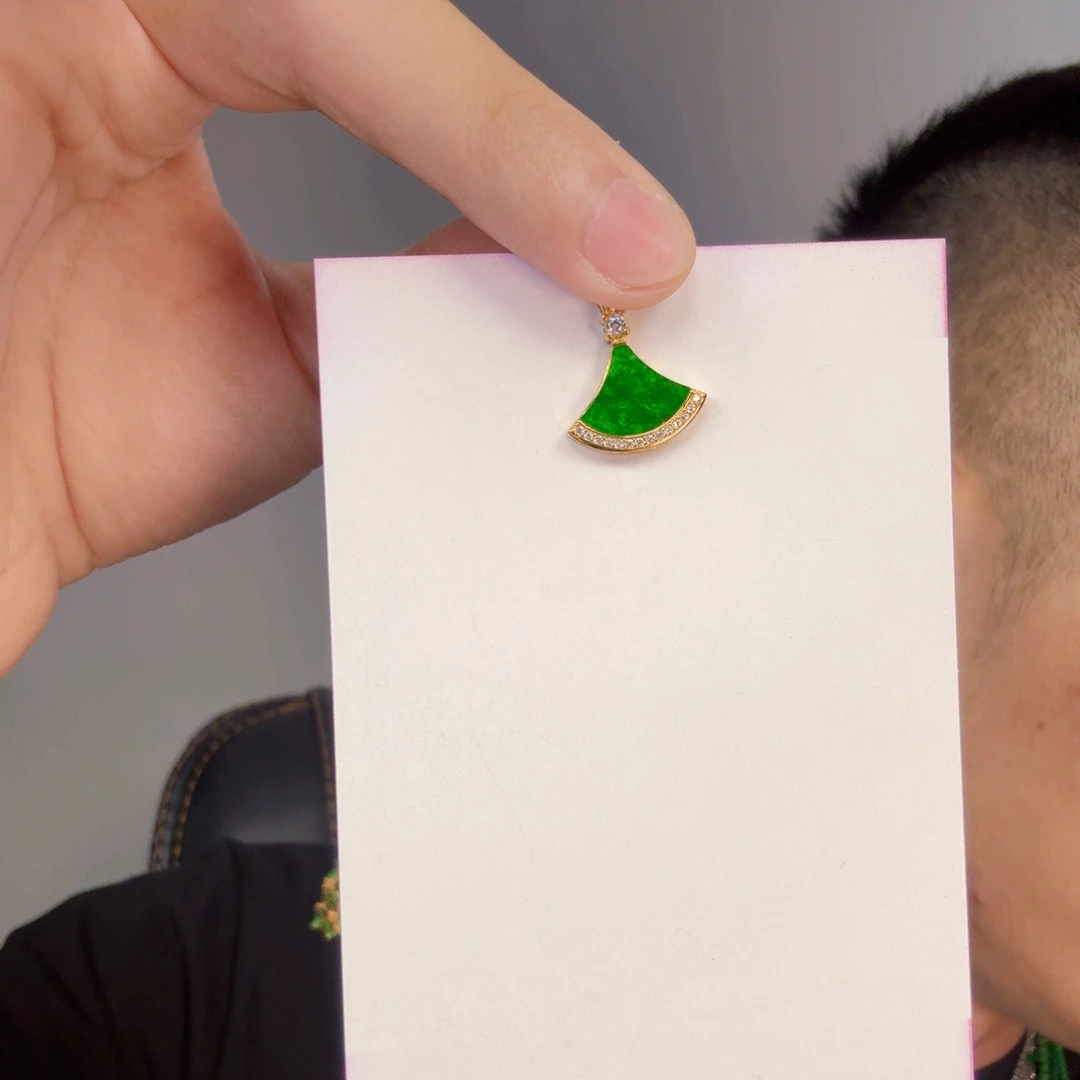 翡翠未镶嵌颈饰一件