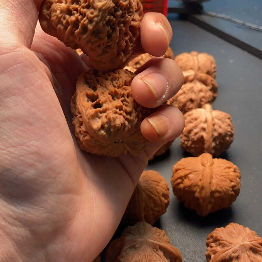 一***态文玩核桃吊坠南疆