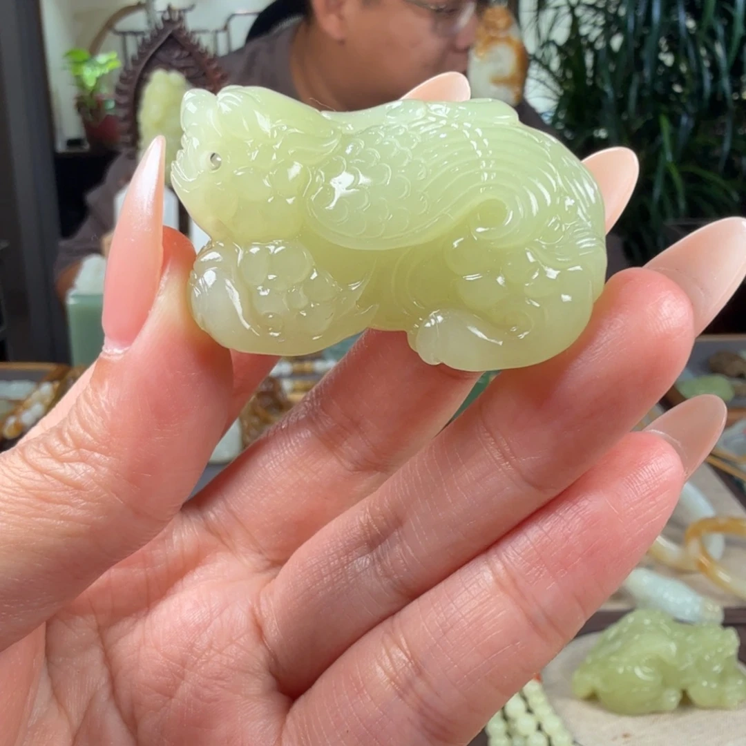 点***型和田玉未镶嵌颈饰