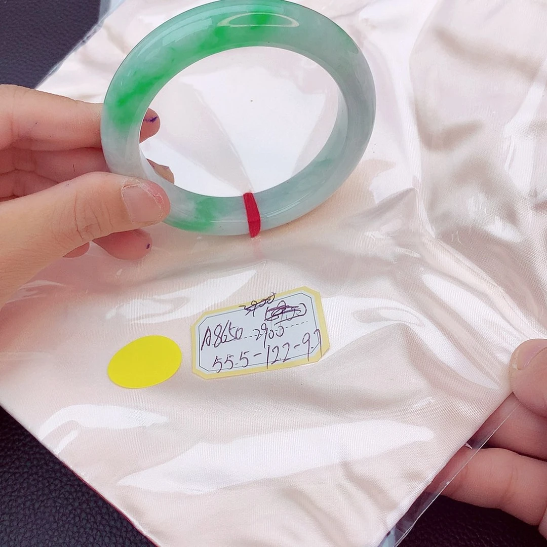 翡翠手镯未镶嵌翡翠