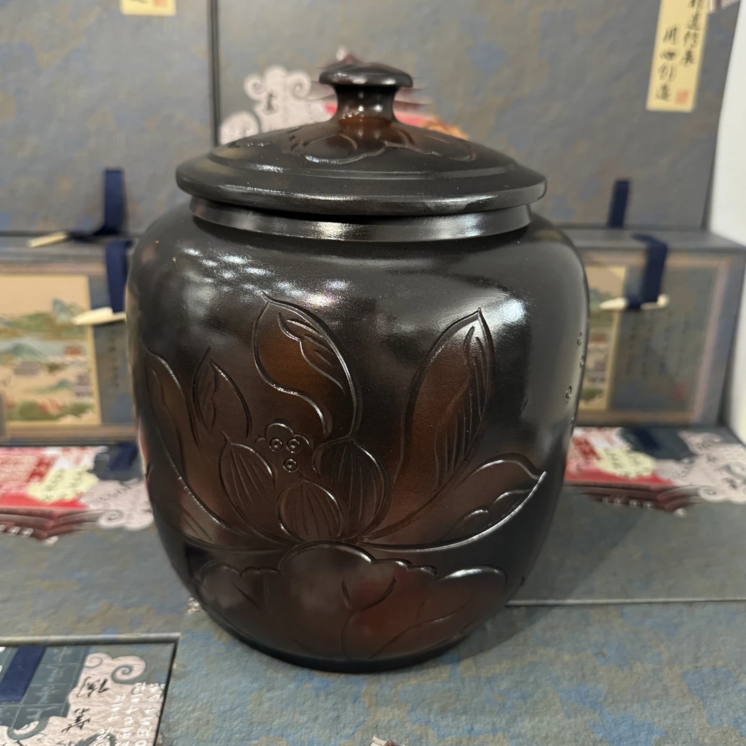云南建水紫陶 线雕冬瓜荷花醒茶罐