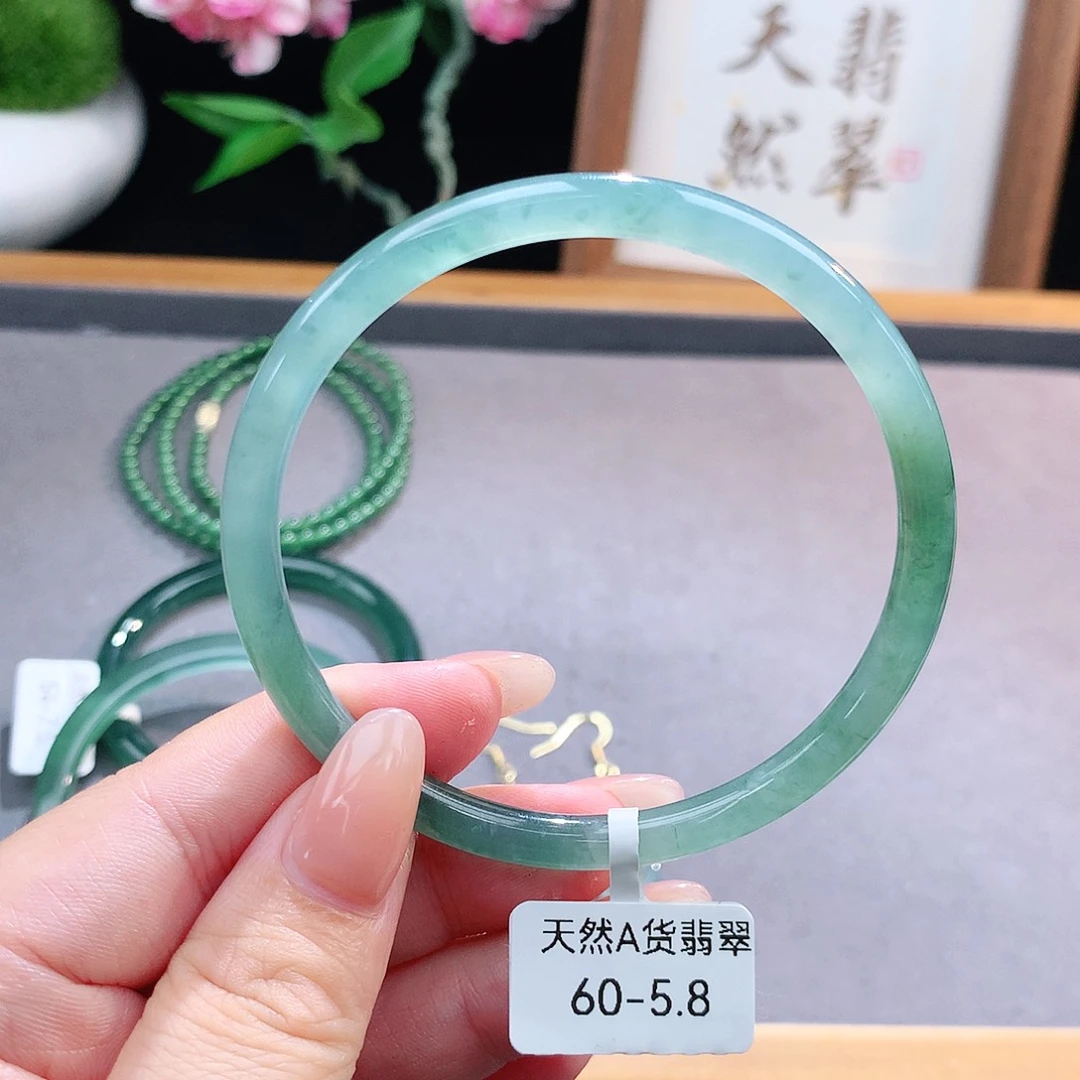 未镶嵌手镯（圆镯）翡翠