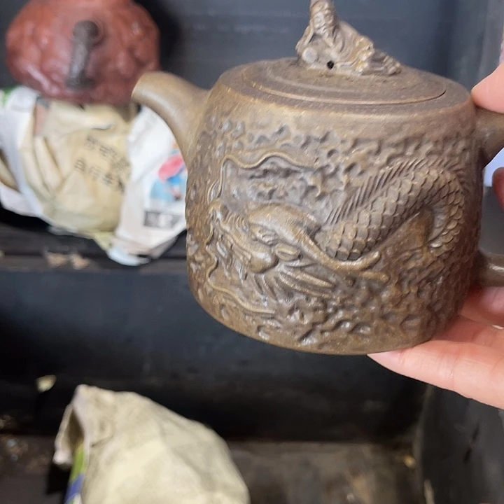 茶壶紫泥原矿泥料手工制作的一把紫砂壶。