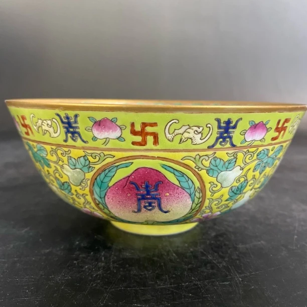 988 黄地粉彩寿桃碗