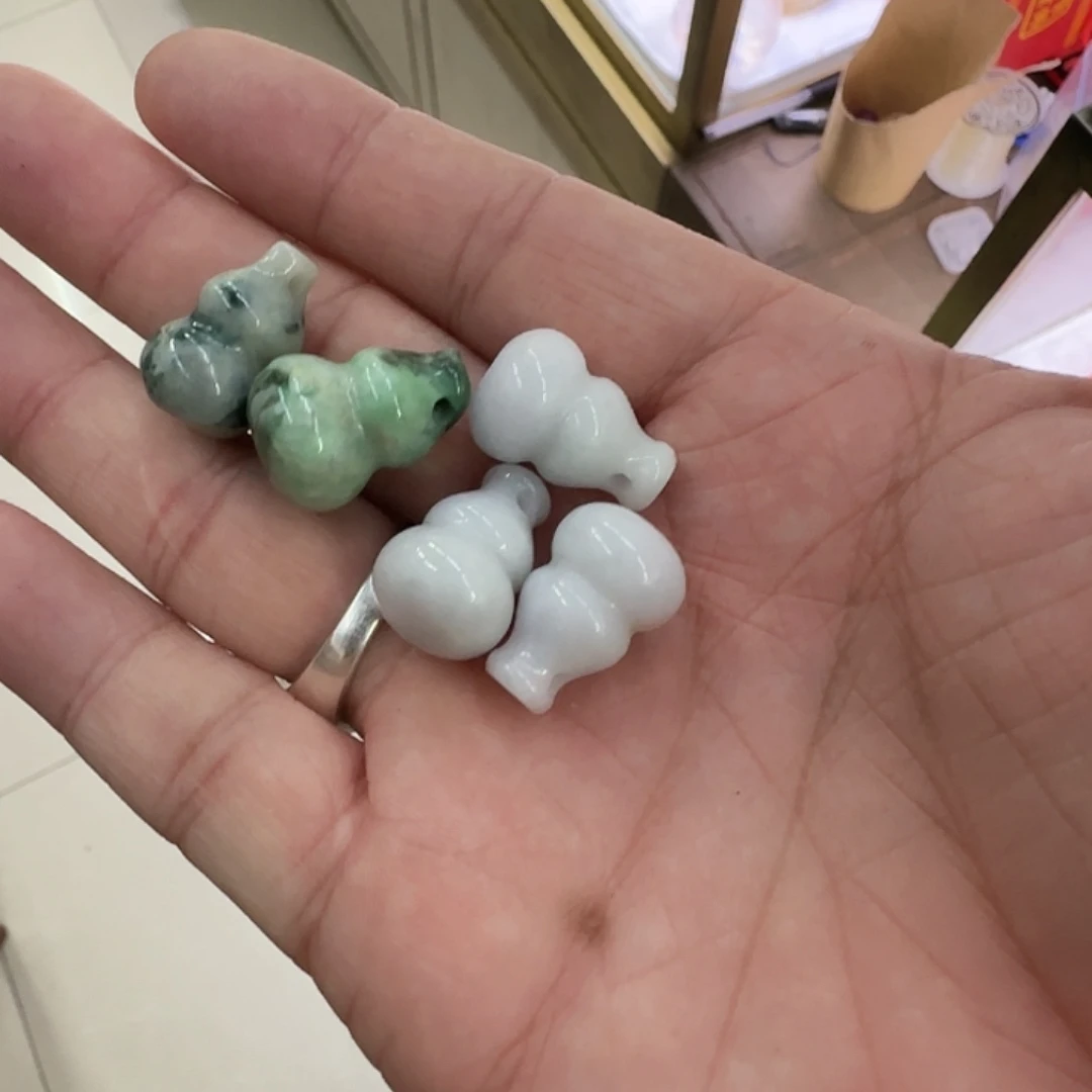 翡翠未镶嵌颈饰葫芦