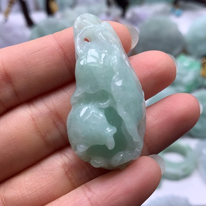 翡翠未镶嵌颈饰和和美美年年有余两面工艺福利