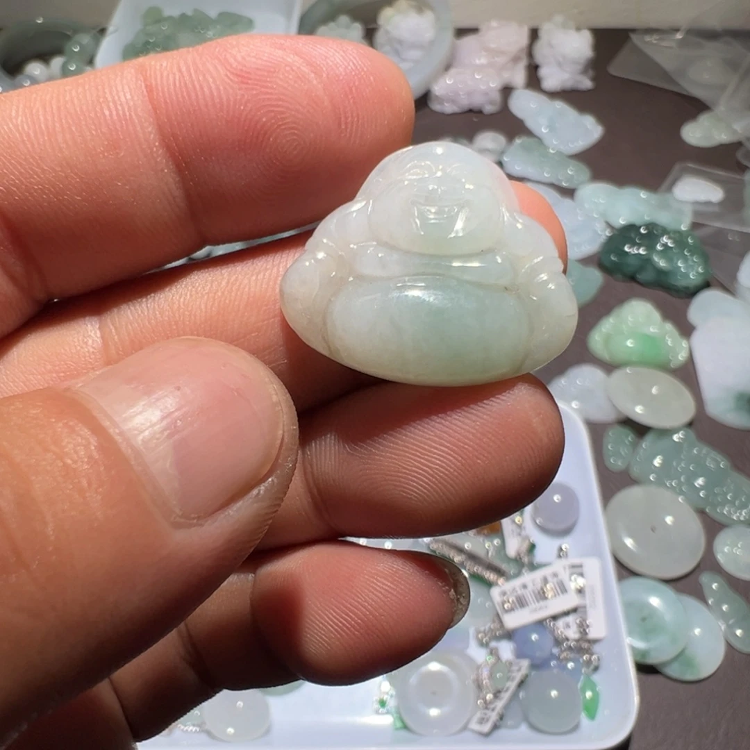 翡翠未镶嵌颈饰佛