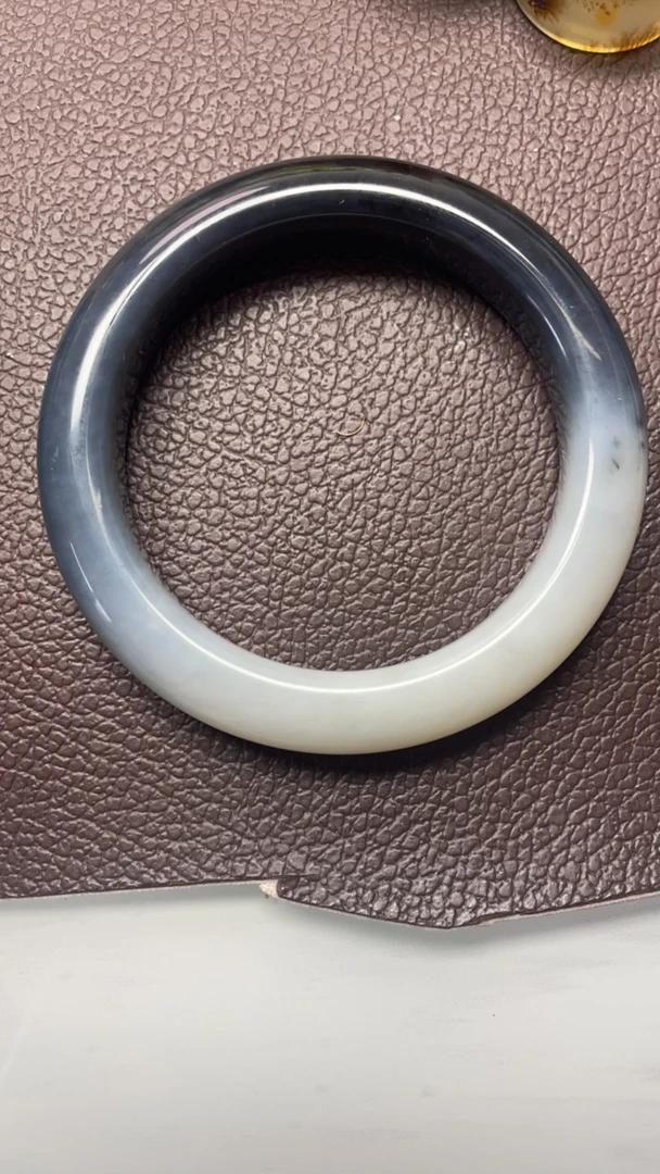 岫岩玉精品手镯子