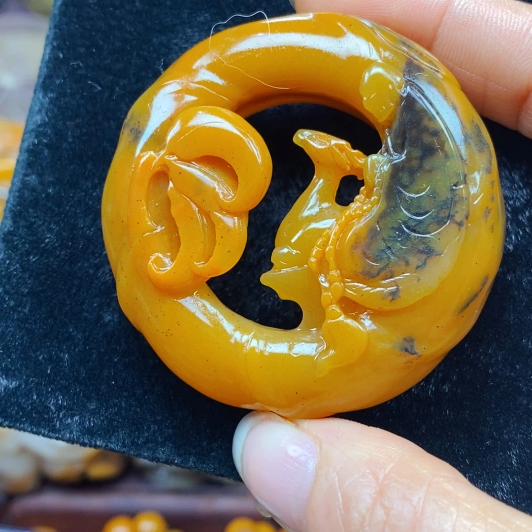 未镶嵌石英质玉（黄龙玉）颈饰