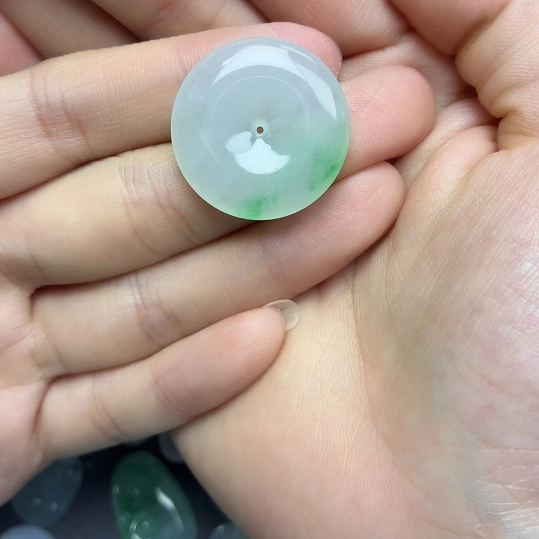 翡翠未镶嵌颈饰绿扣