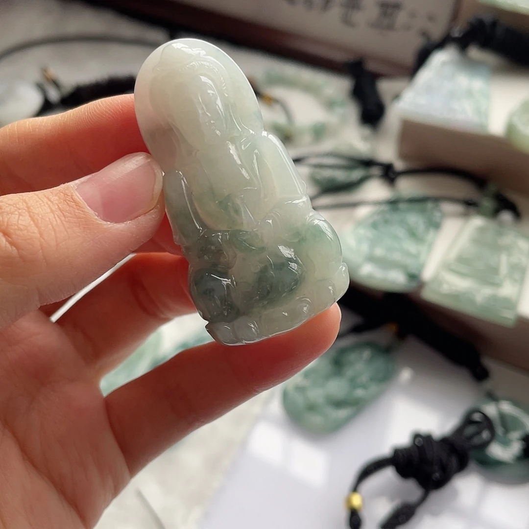 割***鱼翡翠未镶嵌颈饰观音