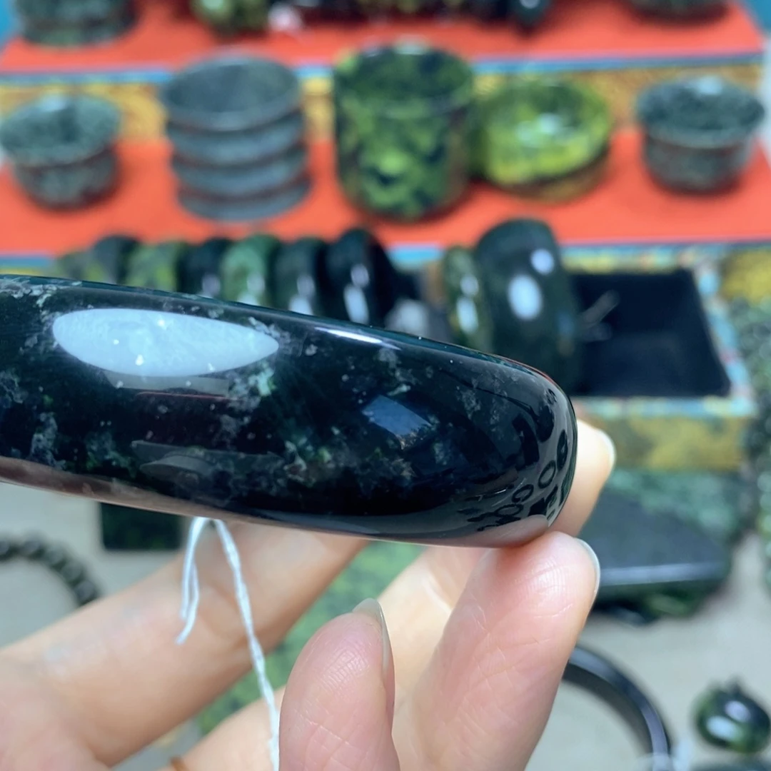 磅***→蛇纹石玉未镶嵌颈饰