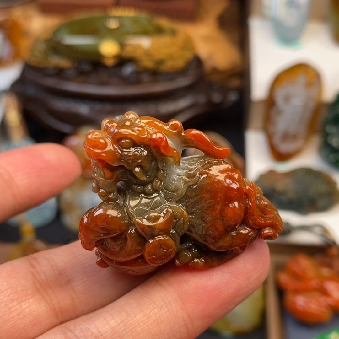 翡翠未镶嵌颈饰貔貅